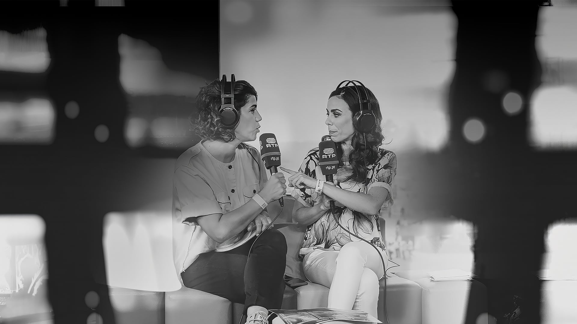 Background <header style="position: fixed">